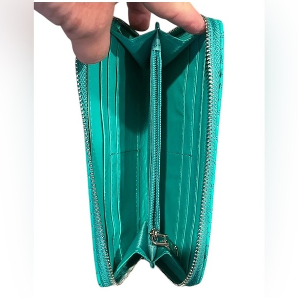 NWT Badgley Mischka Quilted Chevron Pattern Large Vegan Wallet in Turquoise - Picture 3 of 5